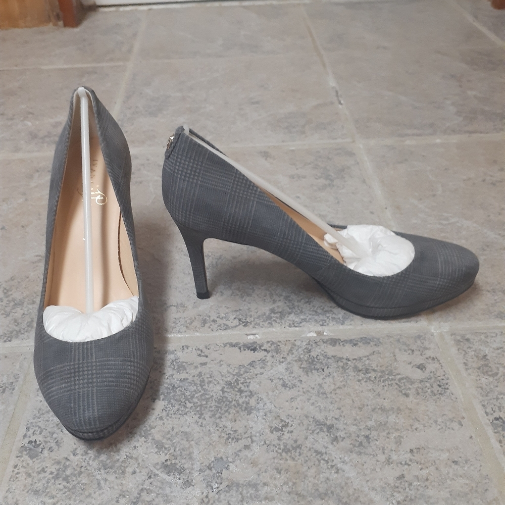 Shoes - Picture 2 of 4